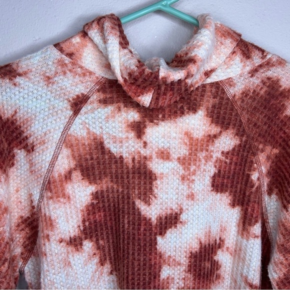NEW MEDIUM ABOUND RED WHITE TIE DYE WAFFLE KNIT CROPPED COWL NECK TOP - Picture 5 of 10